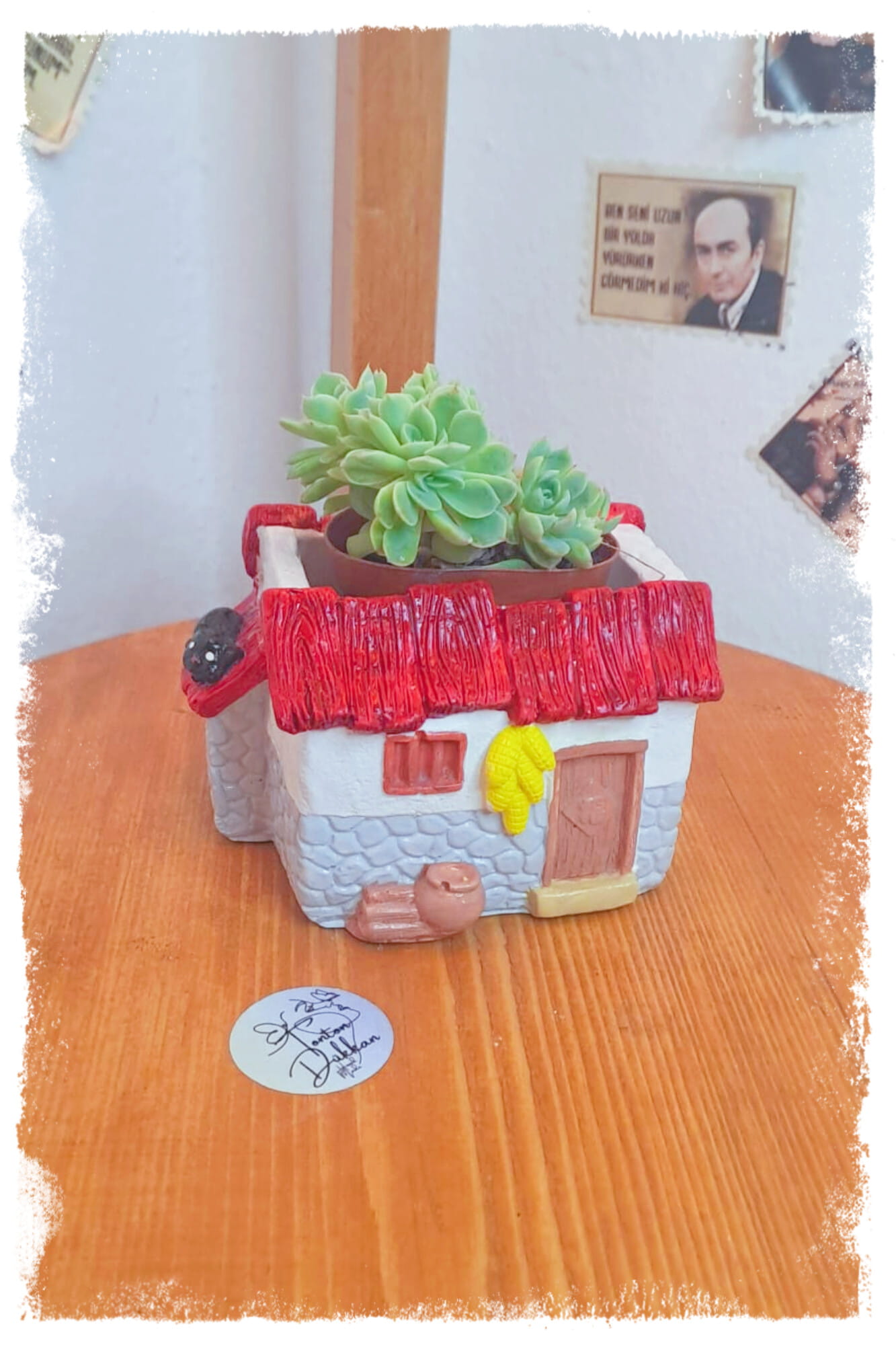 Kırmızı köy evi saksı ve mumluk 